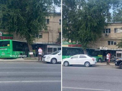 Автобус врезался в здание в Алматы.