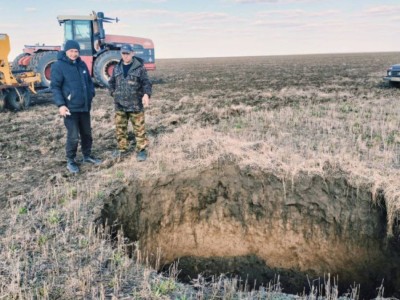 Огромная земляная яма образовалась в Костанайской области.