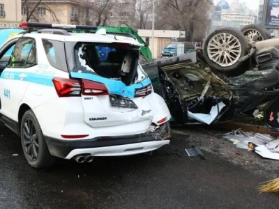 Дорожно-транспортное происшествие в Алматы: полицейские пострадали в результате столкновения.