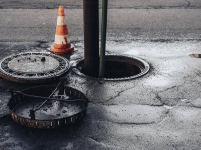 Двойная трагедия на рынке Жетысу: смерть сантехников от ядовитых паров.