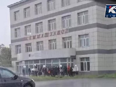 Скандал на ЕНТ в Семее: выпускники мокнут под дождем.