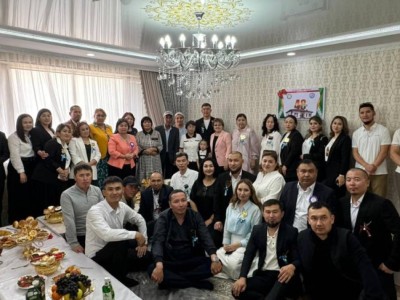 Выпускники Жанаозена подарили учителю квартиру на 20-летие окончания школы.
