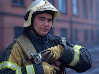 В Костанае эвакуировали жильцов многоэтажки из-за пожара в магазине.