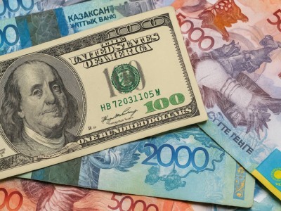 Курс доллара к тенге стабилен на фоне длинных выходных ко Дню столицы.