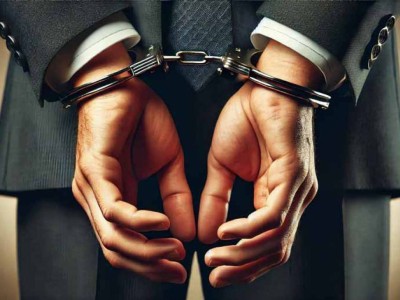 Чиновника в Актюбинской области осудили за взятки при восстановлении домов.