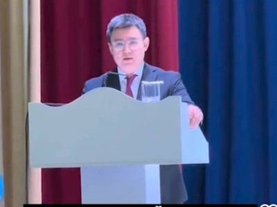 Аким Кербулакского района вручил ключи от несуществующего дома воспитателю детского сада.