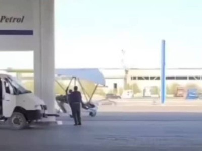 Дельтаплан в Казахстане: пилот заправился на АЗС и улетел.