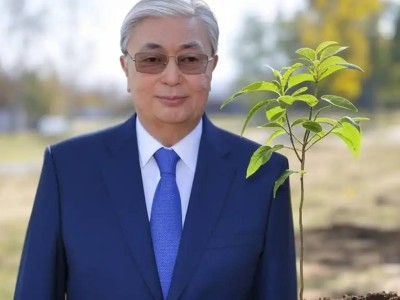 Токаев принял участие в акции «Таза Қазақстан» и посадил дерево в Астане.