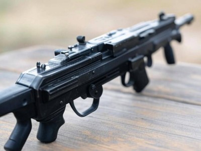 Ребенок с игрушечным автоматом напугал жителей Астаны.
