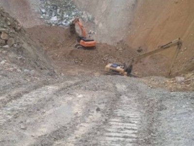 Автобус с людьми ушел под землю: появились подробности поисков пропавших.