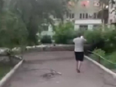 Ураган повалил деревья и оставил часть Усть-Каменогорска без электричества.