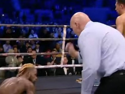Жәнібек Әлімханұлы чемпиондық белбеулерін сәтті қорғады.
