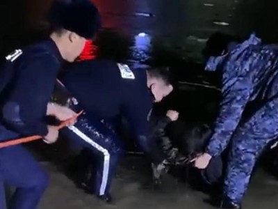Полицейские Атырау спасли девочку из проруби под льдом.
