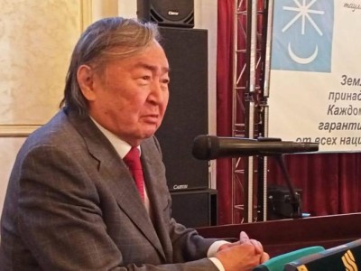 Президент наградил госстипендиями выдающихся деятелей культуры.