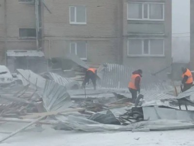 Страшная непогода в Костанайской области: крыша жилого дома улетела от ветра.