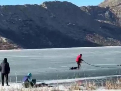 Герой дня в Усть-Каменогорске: спас двух рыбаков из ледяной воды.