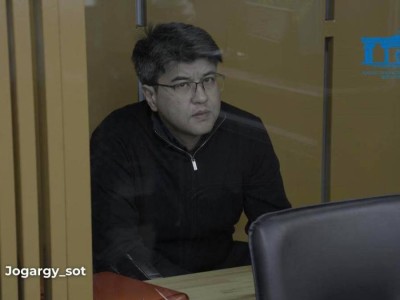 Куандык Бишимбаев просит прощения у родственников Салтанат Нукеновой в суде.