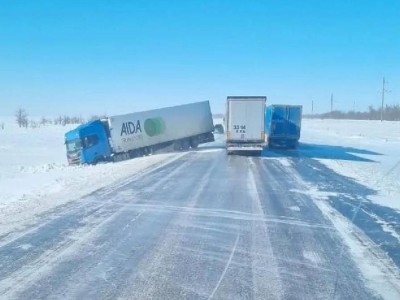 Зимний кризис: фуры в ловушке на трассе Актюбинской области.