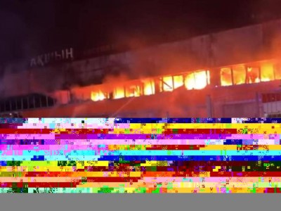 Ночной пожар на рынке в Семее: пожарные и полиция на месте происшествия.