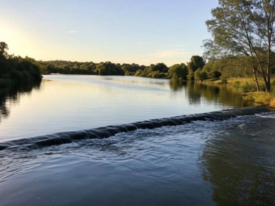 В ЗКО готовятся к паводкам: поток воды направляют через старое русло.