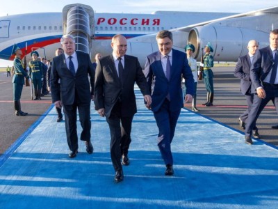 Президент России Владимир Путин прибыл в Астану, где примет участие в саммите ШОС.