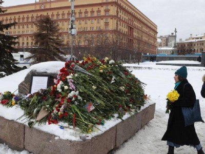 Аресты участников акций памяти Навального в России: десятки задержанных.