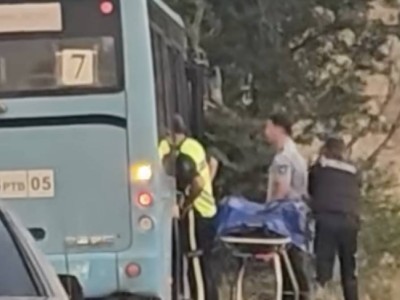 Шокирующее нападение в автобусе Конаева: пассажир получил ножевые ранения.