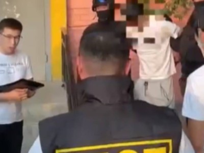 Молодой человек вымогает деньги за компрометирующее видео.