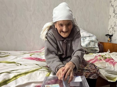 Самая пожилая жительница ЗКО проголосовала на референдуме.