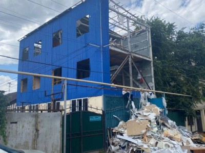 В Алматы сносят незаконно построенное трехэтажное здание.