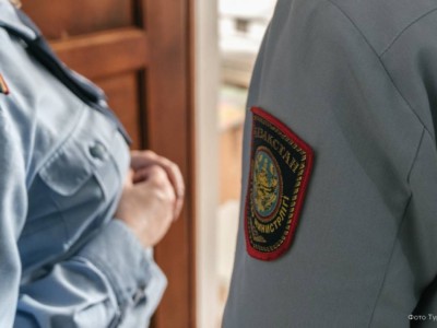 В Алматы школьницы избили парня и сняли это на видео.