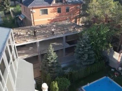 Снос незаконно построенного объекта в Алматы.