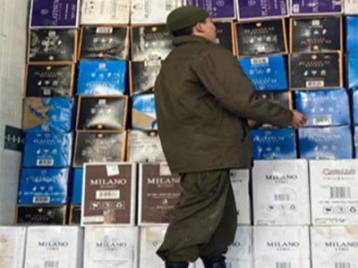 Масштабная контрабанда сигарет разоблачена в Казахстане.