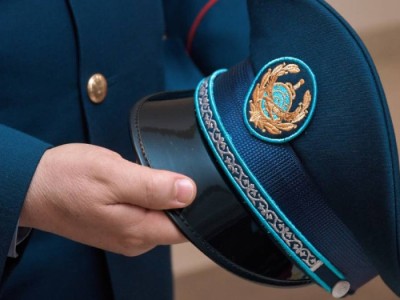 Мошенники в форме полицейских обманули акмолинца на миллион тенге.