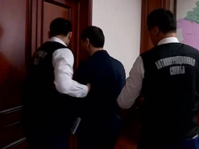 В Шымкенте задержан руководитель управления жилья на заседании акимата.