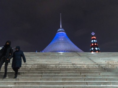 Пожарная команда спешит на помощь: ночная операция у ТРЦ «Хан Шатыр».