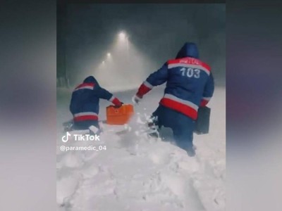 Героические медики преодолели сугробы, чтобы спасти пациента.