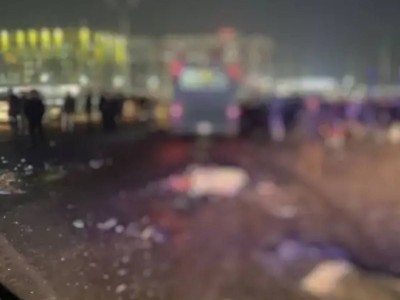 Автобус снес людей на остановке в Алматы: три человека погибли.