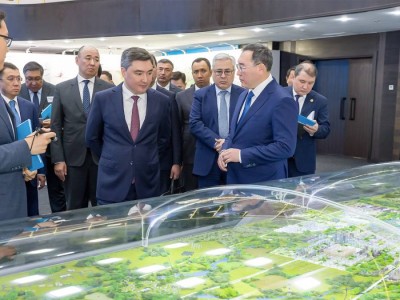 Премьер-министр Казахстана Олжас Бектенов ознакомился с планами развития городов Конаев и Алатау.