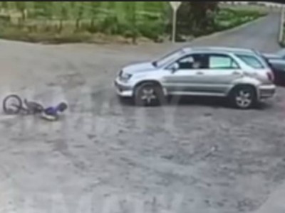 Водитель Lexus наехал на ребенка и скрылся.