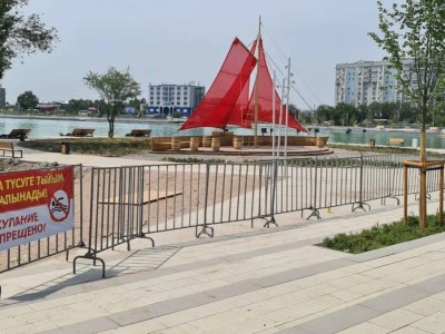 В Алматы ограждают озеро Сайран после гибели двух человек.