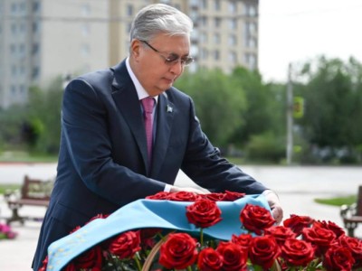 “Я специально приехал“. Токаев возложил цветы к мемориалу Алие Молдагуловой.