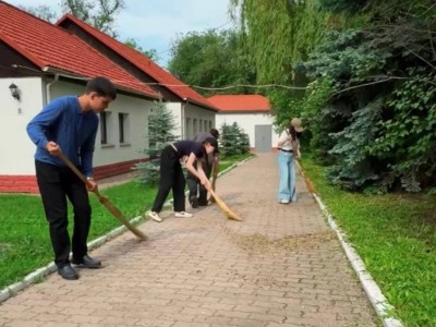 Алматинские волонтёры провели уборку в детских домах.
