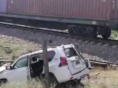 Поезд столкнулся с автомобилем в Алматинской области.