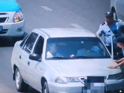 Житель Шымкента “прокатил“ полицейского на капоте.