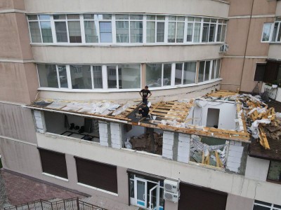 В Алматы сносят пристройку к ЖК.