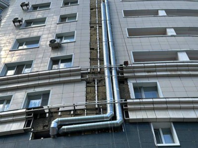 Суд обязал чиновника убрать вентиляцию в столичном ЖК.