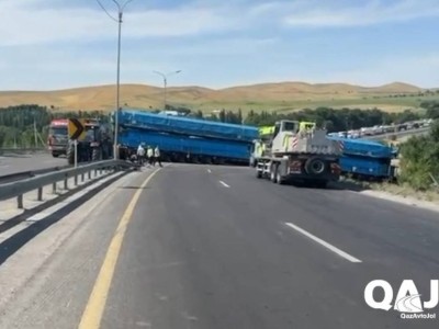 Огромную пробку создал водитель грузовика на трассе Тараз – Шымкент.