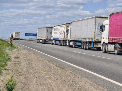 В «КазАвтоЖоле» высказались о пробке на границе Казахстана и России.