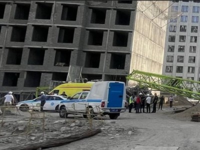 Кран упал на стройке в Алматы: есть погибший.